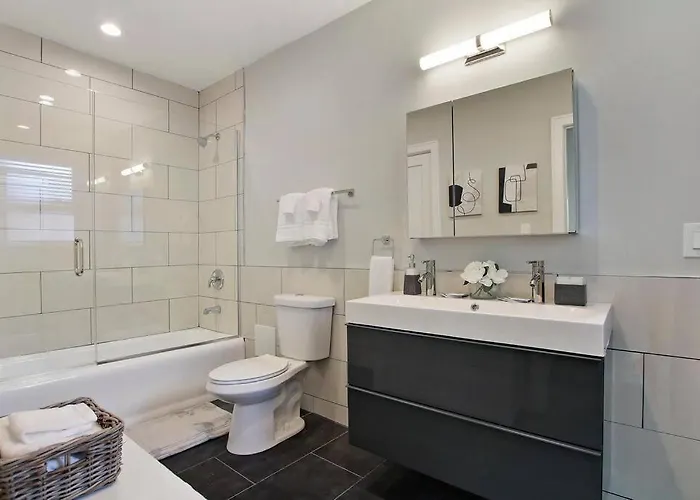Great Location! 15 Min From Dt -historic Hyde Park Apartment