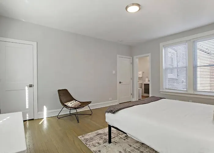Great Location! 15 Min From Dt -historic Hyde Park *