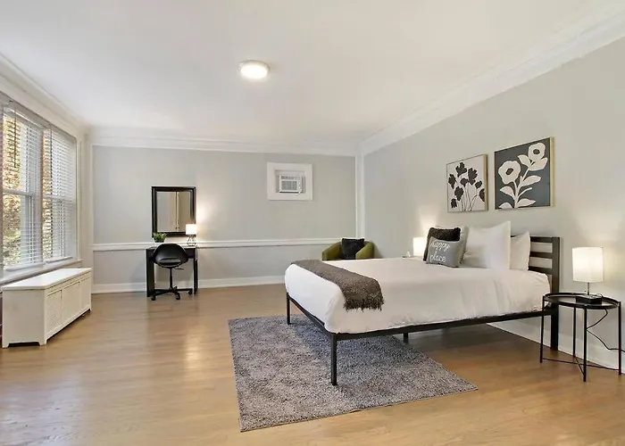 Great Location! 15 Min From Dt -historic Hyde Park Apartment *