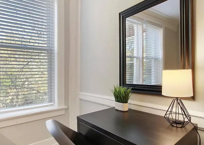Great Location! 15 Min From Dt -historic Hyde Park Apartment